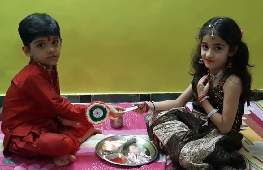 बहनों ने राखी से सजाई भाईयों की कलाई, भद्रा रहित होने से दिनभर मनाया रक्षाबंधन