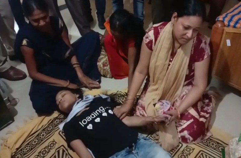 फांसी लगाने से पहले छात्रा ने हाथ में लिखा, मैं अपने पिता की तरह...