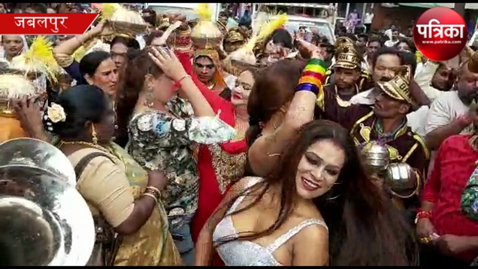Transgenders Dancing On Streets किन्नरों का भुजरिया जूलूस