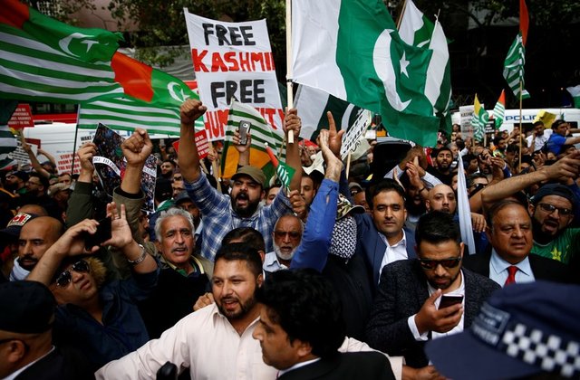 Video: आर्टिकल 370 पर बौखलाहट-लंदन स्थित भारतीय दूतावास के बाहर पाकिस्तानियों ने
किया प्रदर्शन