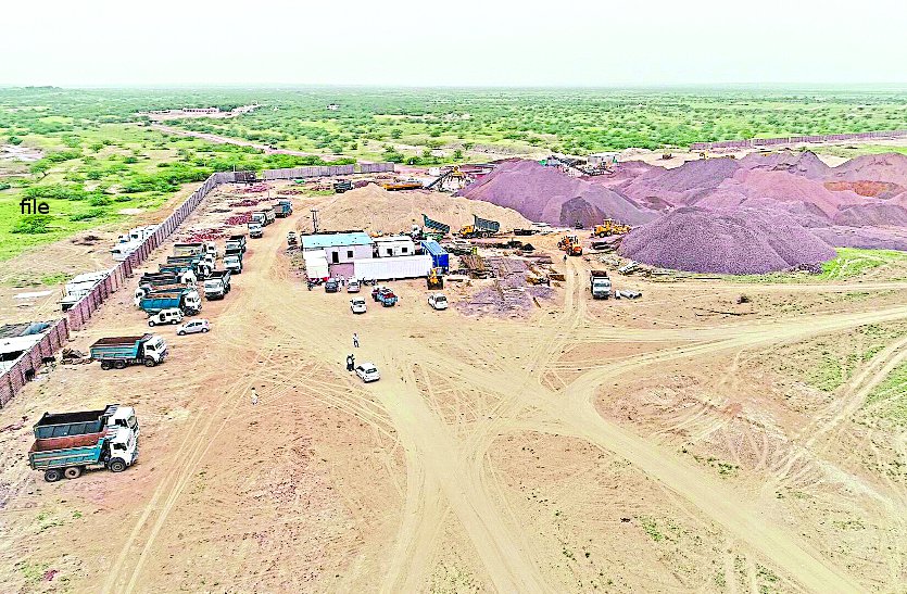 Collector caught 17 vehicles loaded with sand after raiding mines