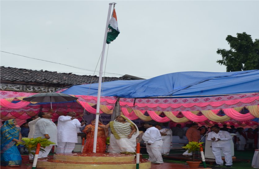 Independence Day celebrated with great pomp amid the rain