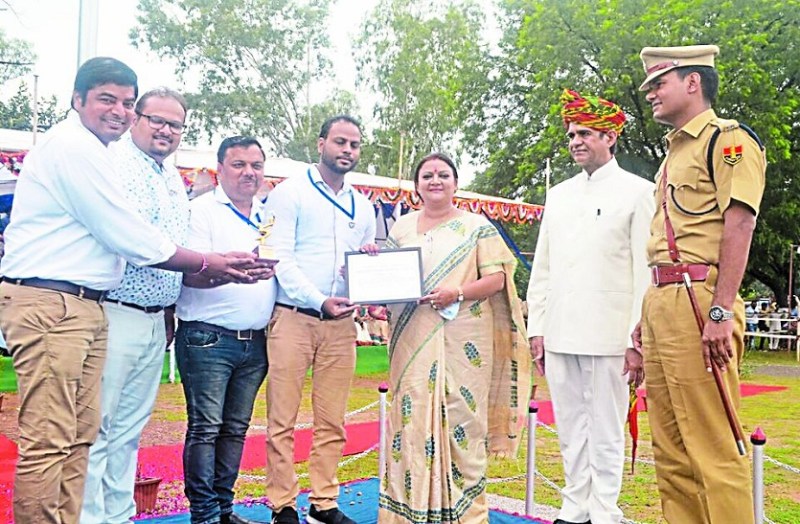 स्वतंत्रता दिवस: महिला एवं बाल विकास मंत्री ममता भूपेश ने पुलिस लाइन मैदान में किया ध्वजारोहण