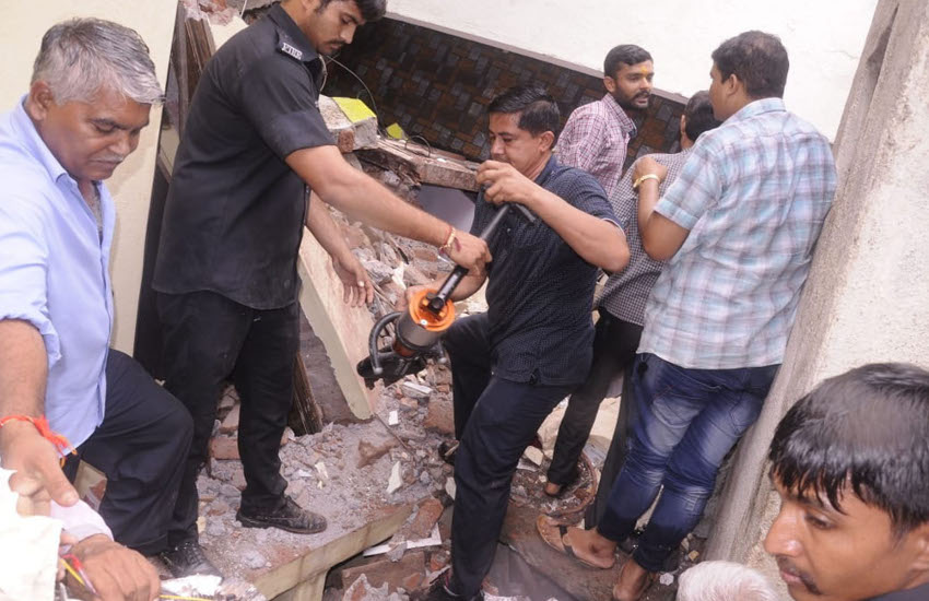 House collapses during repair, two killed