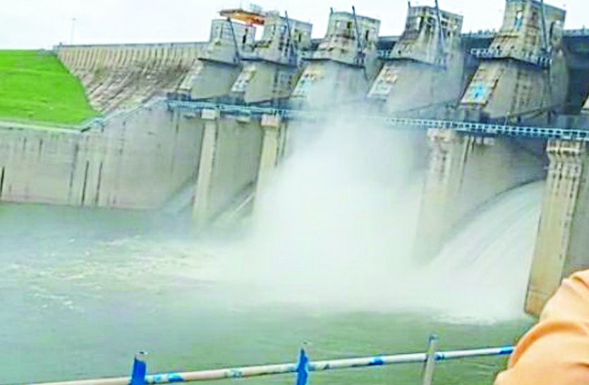 Two gates opened of Machagora dam 