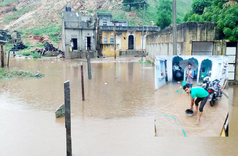 Heavy Rain in Sikar : लोसल में भारी बारिश के चलते वार्ड 8 रैगर बस्ती में हालात नाजुक बने हुए है।। यहां लोगों के घरों में पानी घुस जाने से करीब 20 से 25 घरों को तुरंत खाली करवाया गया है।