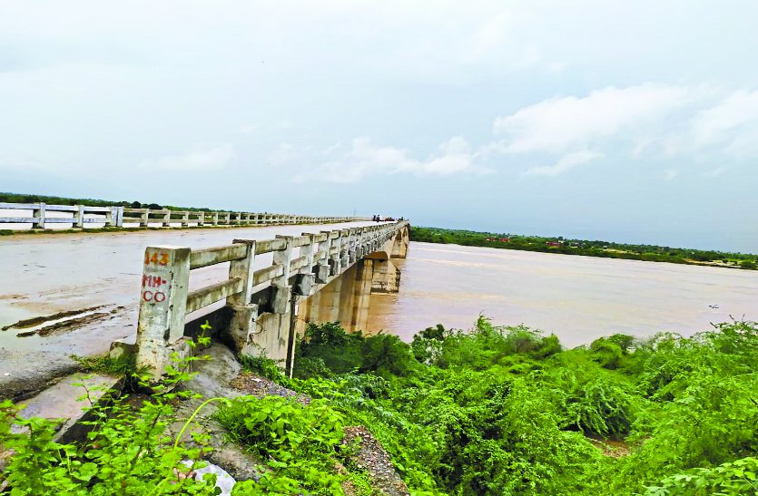 parvati river news over flow people life in danger in sheopur