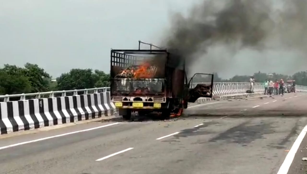Truck caught fire on Ayodhya Gorakhpur highway NH 28 Ayodhya