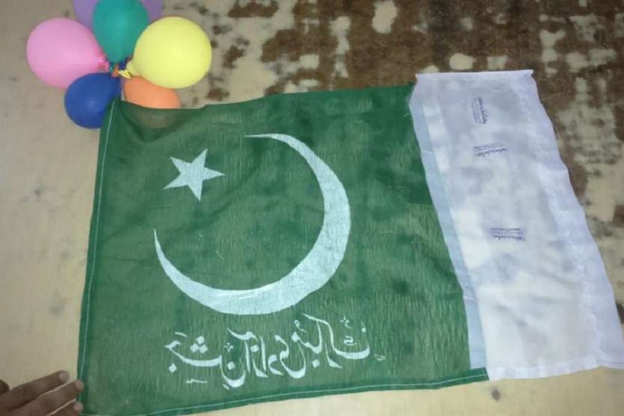 पाकिस्तानी झंडे व गुब्बारे