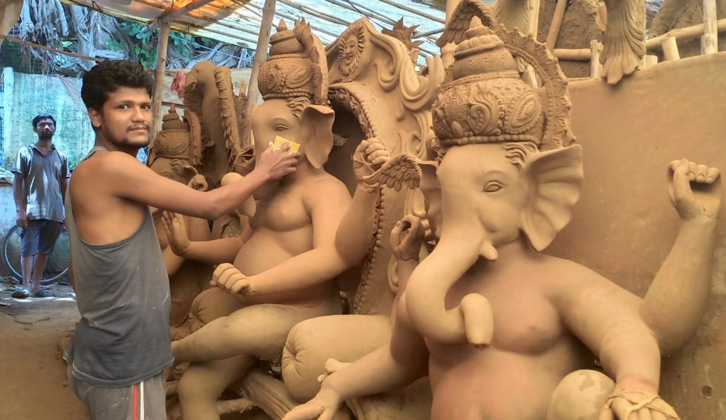 The court of Ganpati started decorating, artists shaping the idols