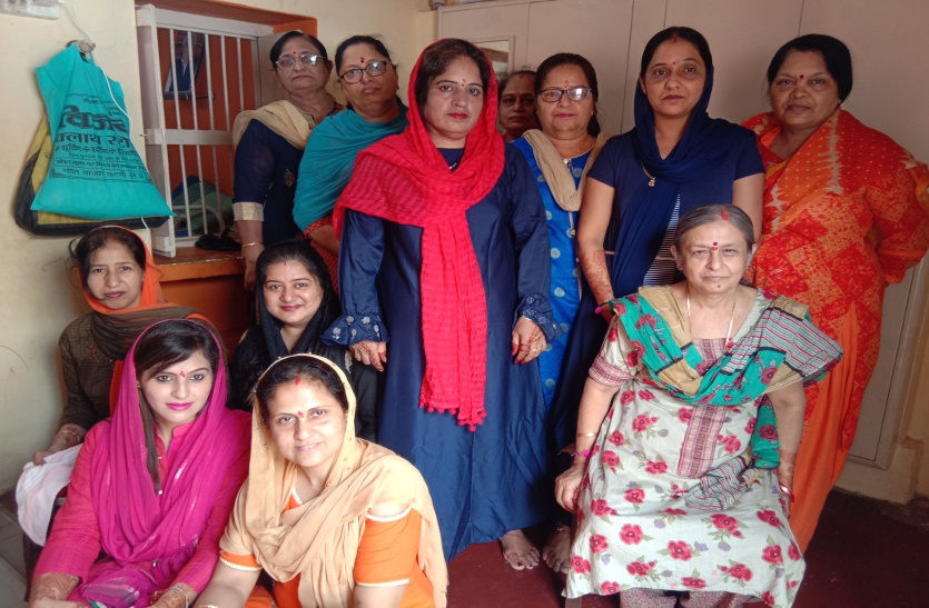 Religious news: करवा चौथ की तर्ज पर महिलाओं ने अखंड सौभाग्य के लिए रखा ये व्रत, देखें वीडियो