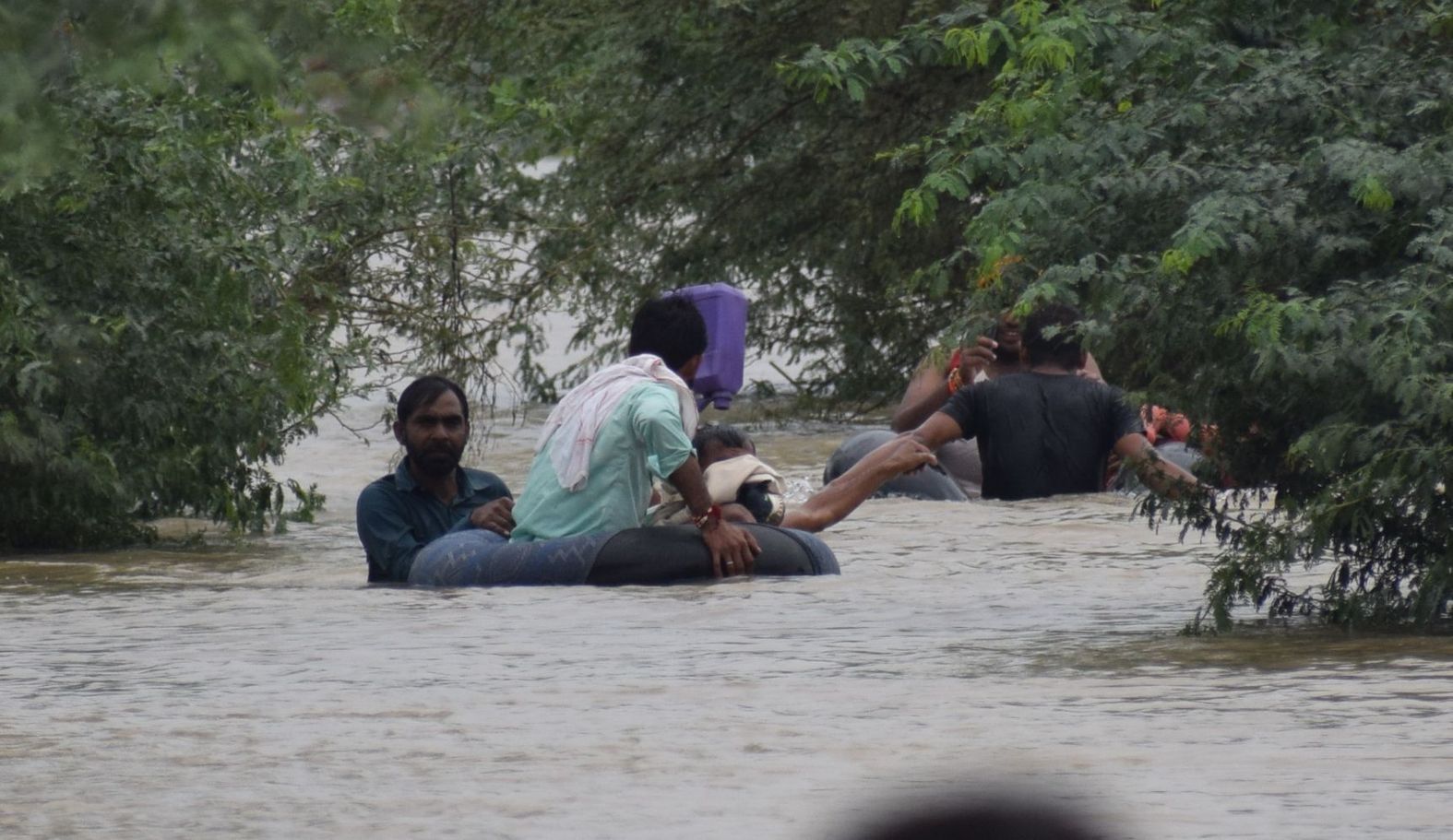 villagers-surrounded-by-floods-now-resort-to-tubes