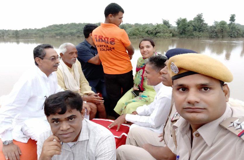 minister-in-charge-arrived-in-flood-affected-villages-by-boat-police