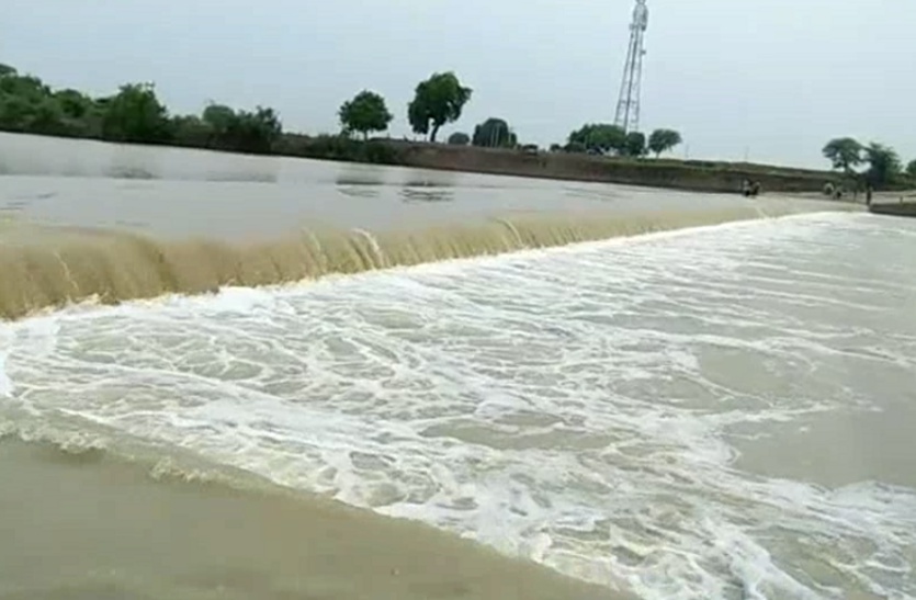 पार्वती नदी उफान पर, खातौली-श्योपुर व खातौली-सवाईमाधोपुर मार्ग पांचवे दिन भी बंद, सूखनी के बहाव में बही पुलिया