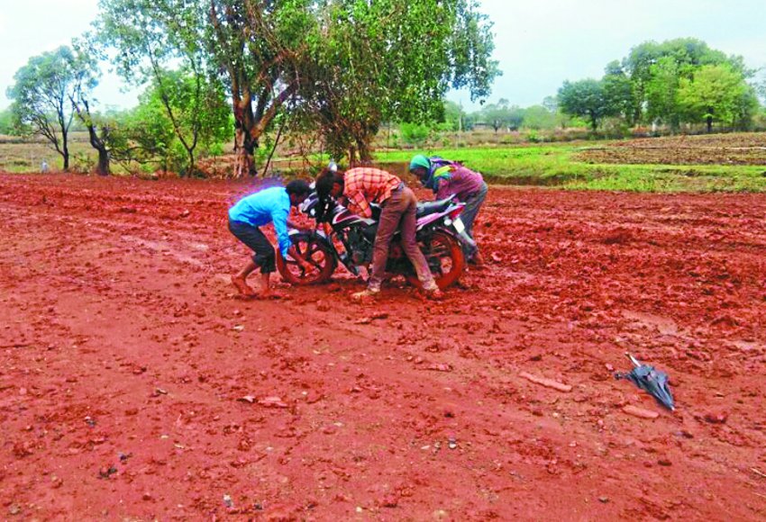 Buckswaha-Dalpatpur road construction is incomplete, rains passers by