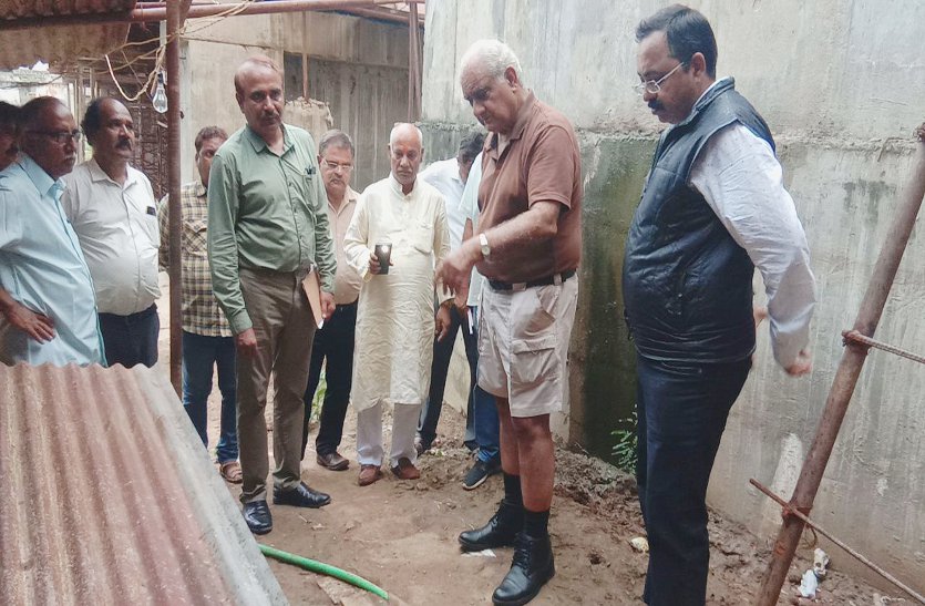 प्रदेश सरकार के निर्देश पर करोड़ों की लागत से धंसके ब्रिज की जांच करने आए दिल्ली से एक्सपर्ट, मीडिया से करते रहे किनारा, देखें वीडियो