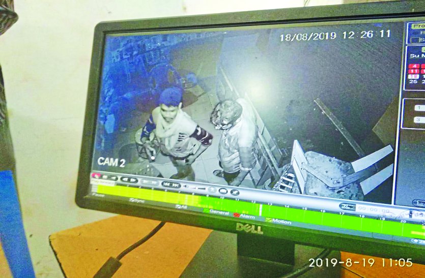 big theft worth lakhs in mobile shop near police station
