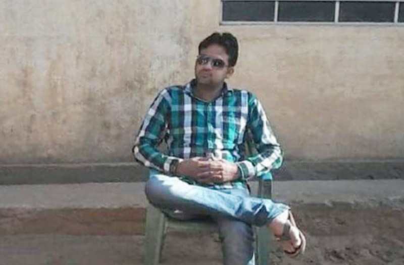 Bike Rider Died in Road Accident in Sikar : घायल को अस्पताल छोड़ खाना लेने जा रहे एंबुलेंसकर्मी की बाइक को वाहन ने टक्कर मार दी। जिस कारण उसकी मौत हो गई।