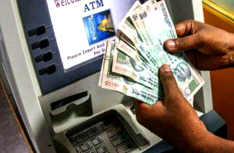 कैश निकालने एटीएम पहुंचे दंपती के उस समय उड़ गए होश, जब पासवर्ड डालते ही आया ये मैसेज...