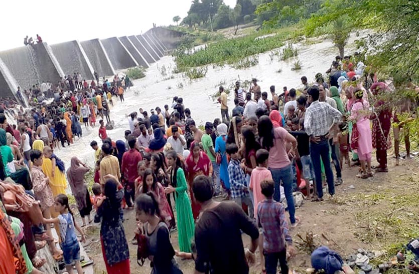 crowds-of-people-gathered-to-see-motisagar-dam