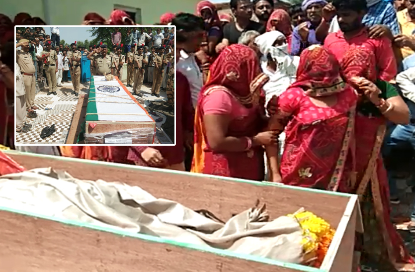 Soldier Funeral at Village Udansari Fatehpur: जम्मू के पुंछ के राजौरी सेक्टर में गोली लगने से फतेहपुर के उदनसरी गांव निवासी जवान राकेश की मौत हो गई।