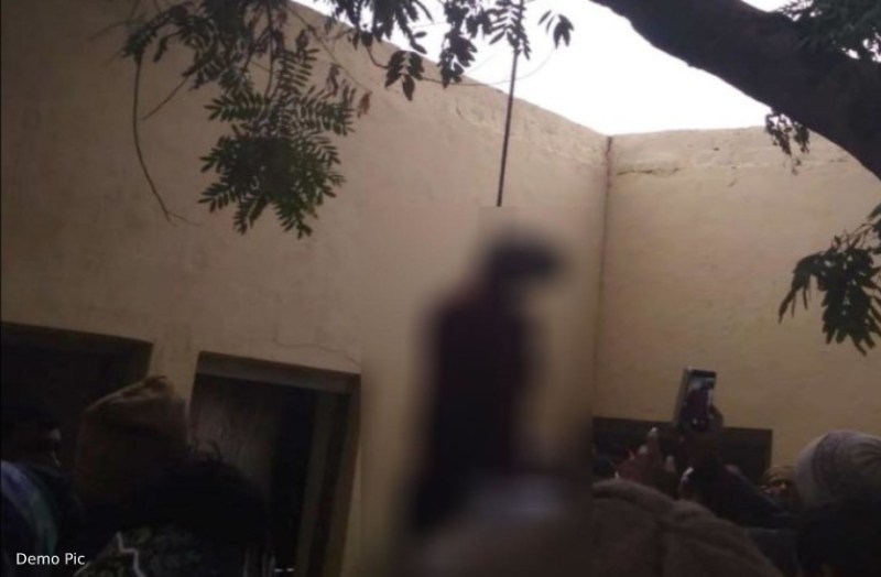 Pre Medical Student Committed Suicide : सीकर जिले के दांतारामगढ़ में मंगलवार को एक छात्रा ने घर में पेड़ पर फांसी का फंदा लगाकर आत्महत्या करने का मामला सामने आया है।