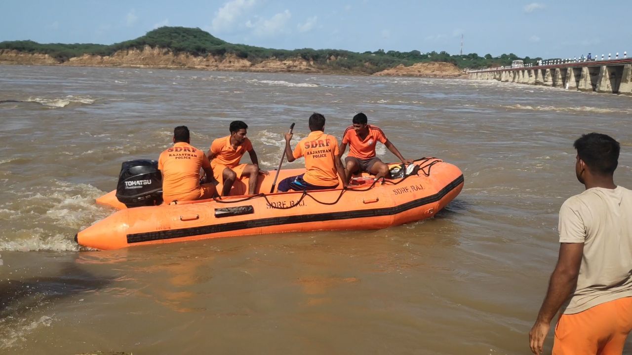 पति के साथ भगवान के दर्शन करने मंदिर आई महिला ने कालीसिंध नदी में लगाई छलांग, तलाश में जुटी SDRF