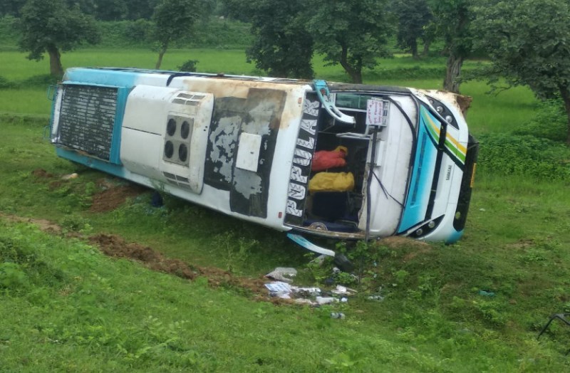 ड्राइवर और खलासी फरार, पोड़ी और कटघोरा के अस्पताल में घायलों का चल रहा इलाज