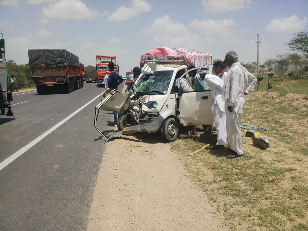 bikaner- Bus and truck collision, two injured