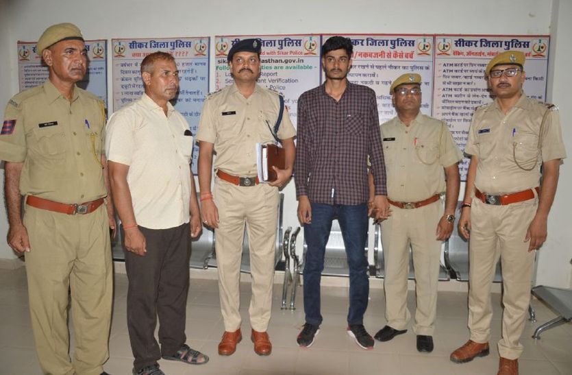 Criminal Natwar of Anandpal Gangs Surrender to Sikar Police : आनंदपाल गैंग के 10 हजार रुपए के इनामी बदमाश नटवर उर्फ नट्टू ने बुधवार को पुलिस के समक्ष सरेंडर कर दिया।
