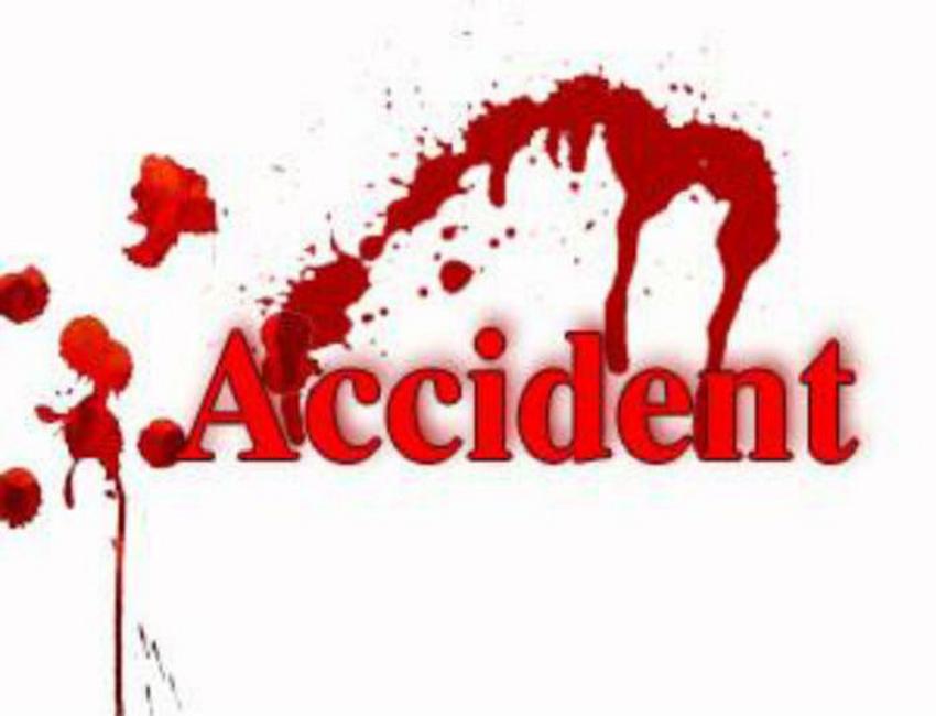 Accident in Ahmedabad डिवाइडर कूद कर टकराया वाहन, दो लोगों की मौत
