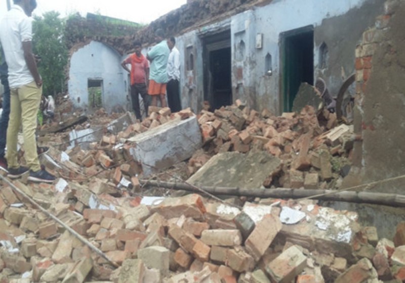 तेज बारिश से ढह गया मकान, बरामदे के नीचे सो रहे लोगों की मौत