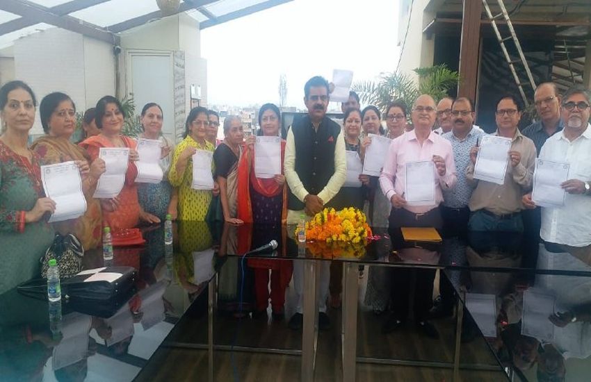 सांसद से बोले कश्मीरी पंडित - क्या हमें अपने खेत व मकान वापस मिलेंगे?