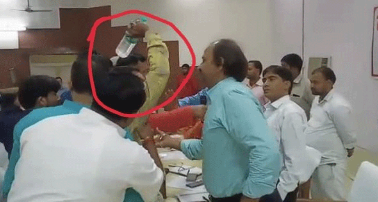 BJP Parshad created ruckus in meeting of Nagar Nigam Ayodhya