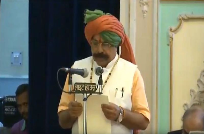 राजभवन में चौधरी उदयभान सिंह को बुके मिलते समर्थकों ने लगाया ऐसा नारा कि सब देखने लगे