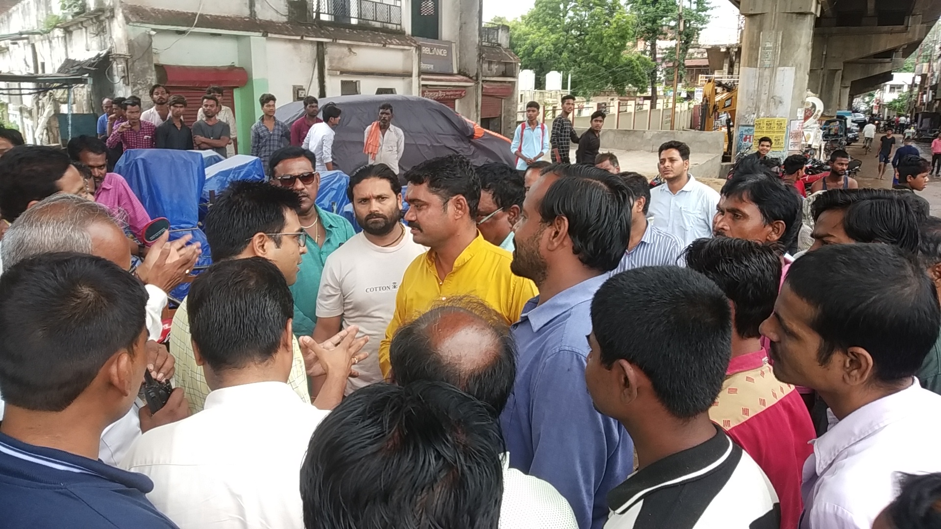 People protested against the construction of sewer