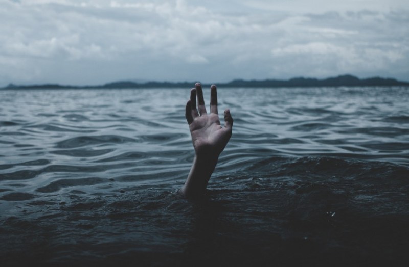 दलदल में गिरे बुजुर्ग की सांस रुकने ही वाली थी, तभी कुछ ऐसा हुआ सही सलामत बाहर निकल गया