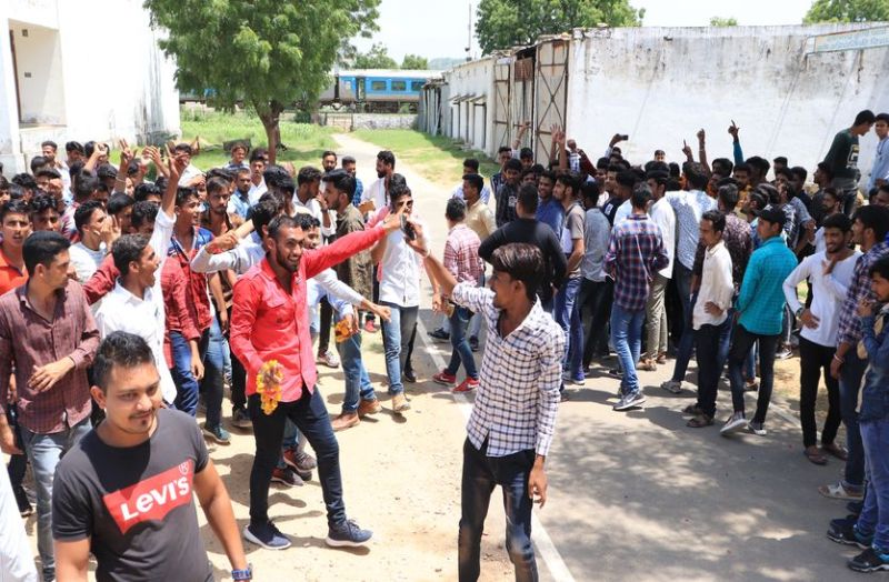 दयानन्द कॉलेज में आमने-सामने हुए छात्र