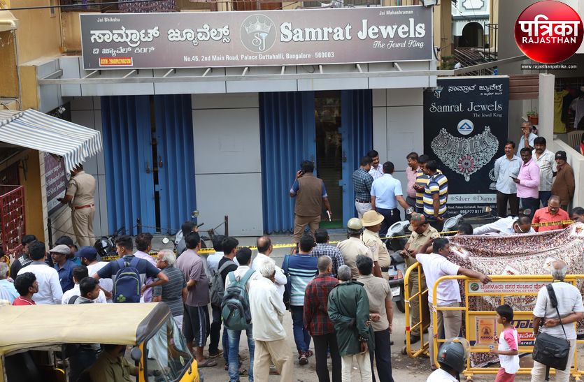 Attempted robbery in a jewelery showroom in Bangalore