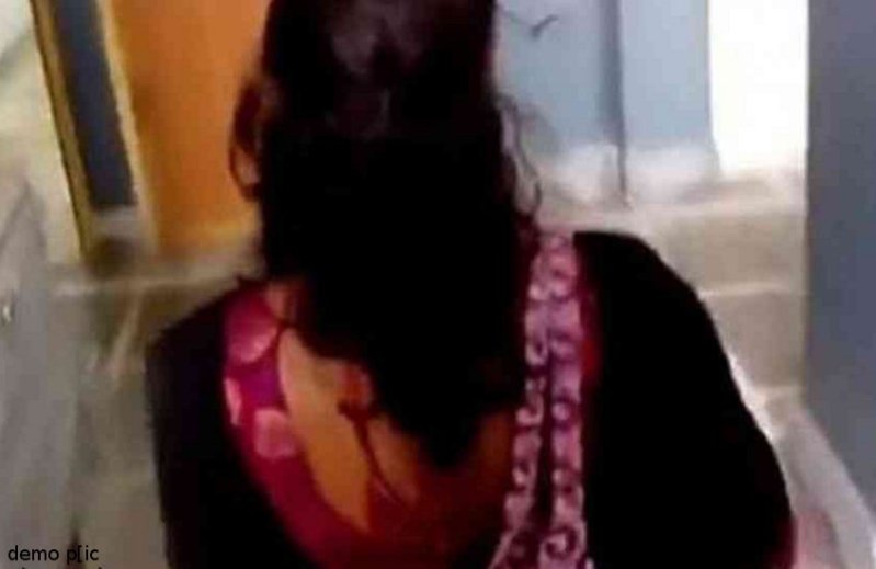 भाभी पर चाकू अड़ा कर देवर कर रहा था अय्याशी की तैयारी