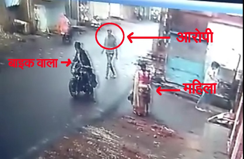 बाइक सवार ने की चेन स्नेचिंग, CCTV में जो दिखा उसे देख सब हैरान - देखें वीडियो