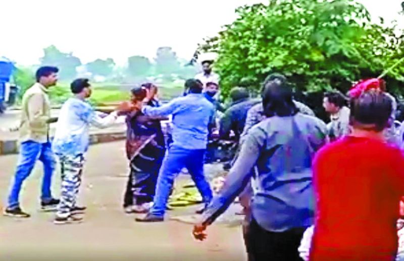 निगमकर्मियों ने सरेराह महिलाओं पर बरसाए डंडे, भोपाल पहुंचा VIRAL VIDEO तो दो सुपरवाइजर निलंबित