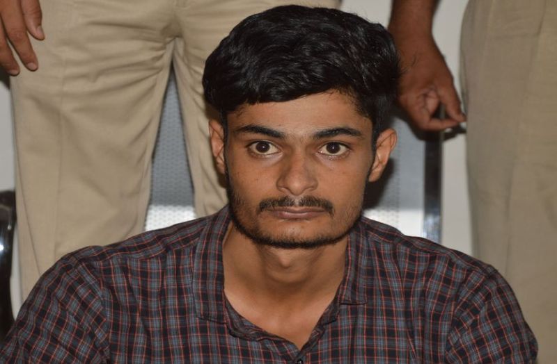 History of Anandpal Gangs Rewarded Criminal Natwar : आनंदपाल गैंग से जुड़े 10 हजार रुपए के इनामी बदमाश नटवर उर्फ नट्टू ने बुधवार को पुलिस के समक्ष सरेंडर कर दिया।