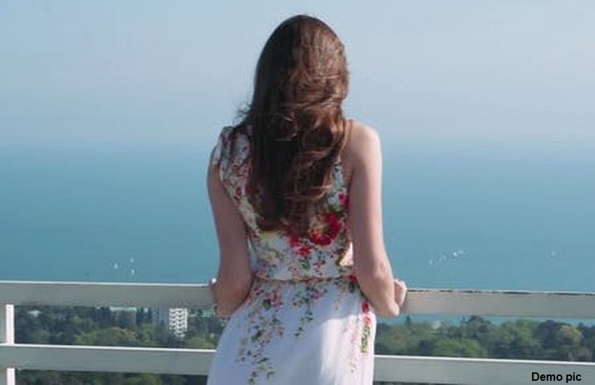 प्रेमी को दोस्त ने कमरे में किया बंद, मिलने की जिद में प्रेमिका बालकनी से नीचे गिरी