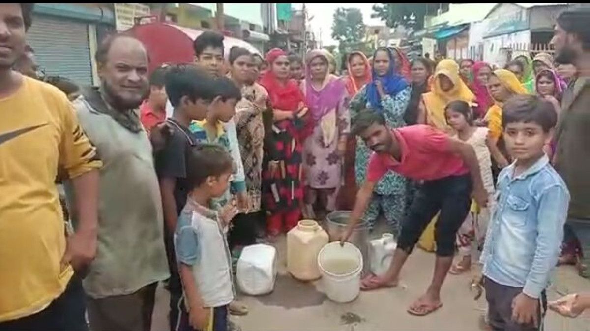 खाली बर्तन लेकर नपा कार्यालय पहुंचे लोगों को नहीं मिले अफसर तो किया ऐसा काम