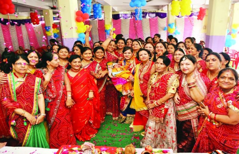 VIDEO : चांद छठ पर सोलह शृंगार में ठाकुर जी के दर्शन को पहुंची महिलाएं, फिर भजनों पर जमकर किया नृत्य