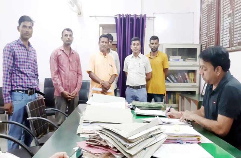 पट्टा मिसल पर हस्ताक्षर करने का पटवारियों ने विरोध कर एसडीओ के समक्ष रखा अपना पक्ष