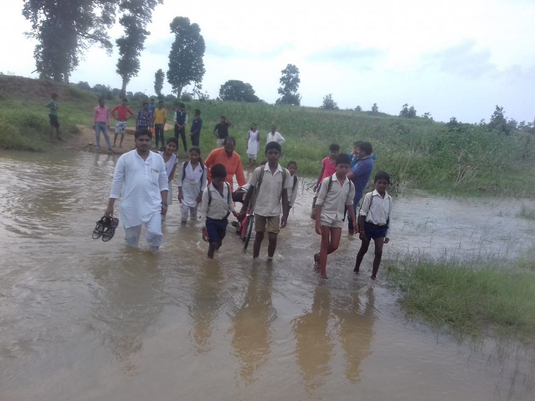 Children cross the river and go to school, do not reach school when th