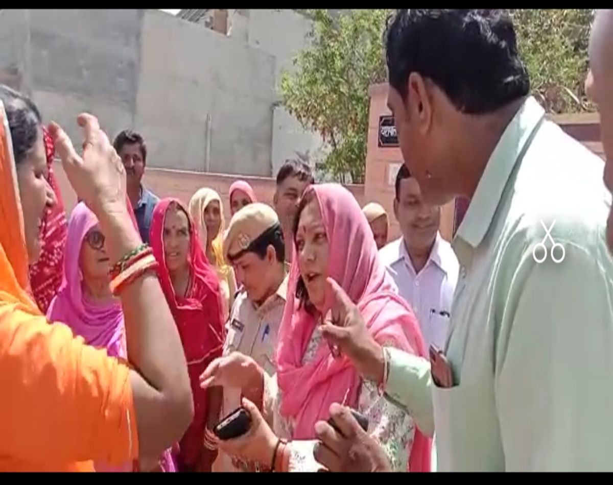 Bikaner: People's anger erupted over bad roads and dirty water