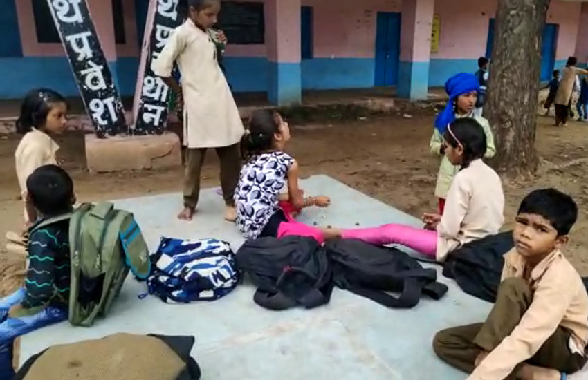 राजस्थान में जन्माष्टमी की छुट्टी में बदलाव ने किया परेशान, शिक्षक आए नहीं तो स्कूलों में कंकड़-कबड्डी खेलते दिखे 'बाल-गोपाल'